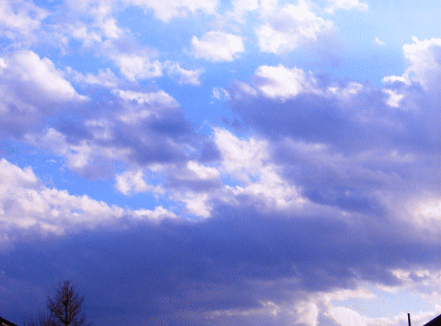 闇黒の巨大な、冬の雲と、上に広がる青空