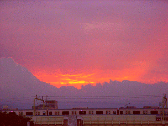 「夕焼け鉄道」　真っ赤な空を走る電車