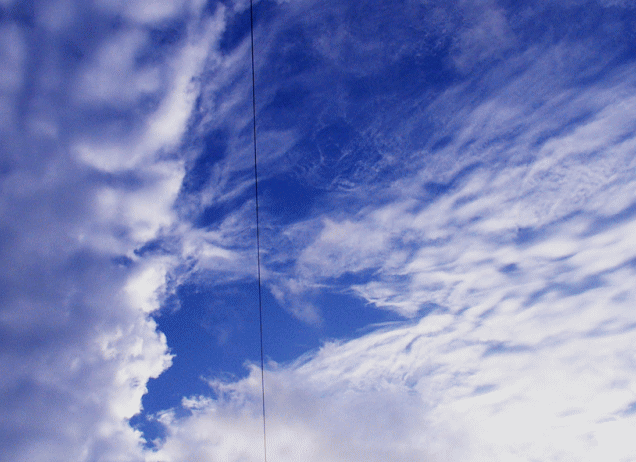 夏と秋の変わり目の雲…海底のような青空
