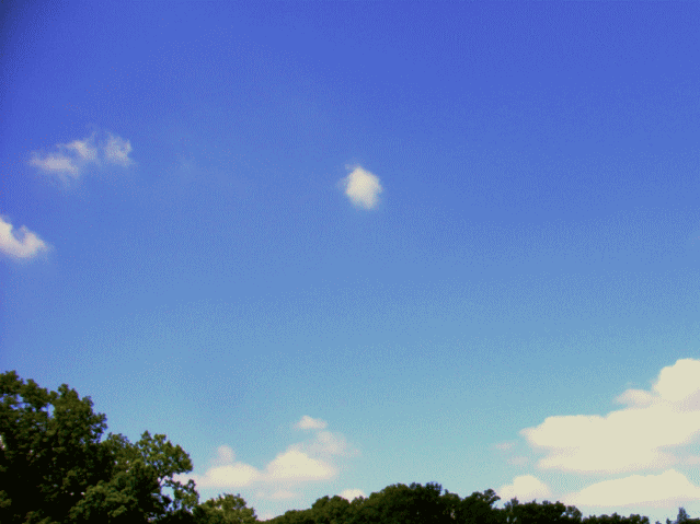  青空にぽつんとひとつ、はぐれ雲