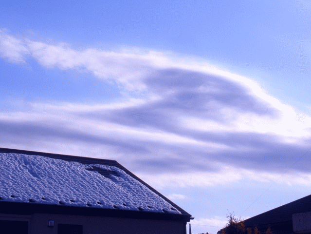 冬の雲-2  Z字の厚い雲   雪を残す屋根