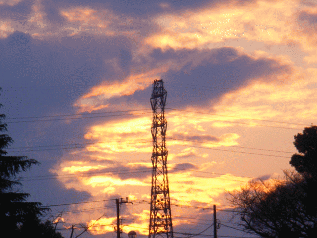 鉄塔のむこうは、夕焼け空