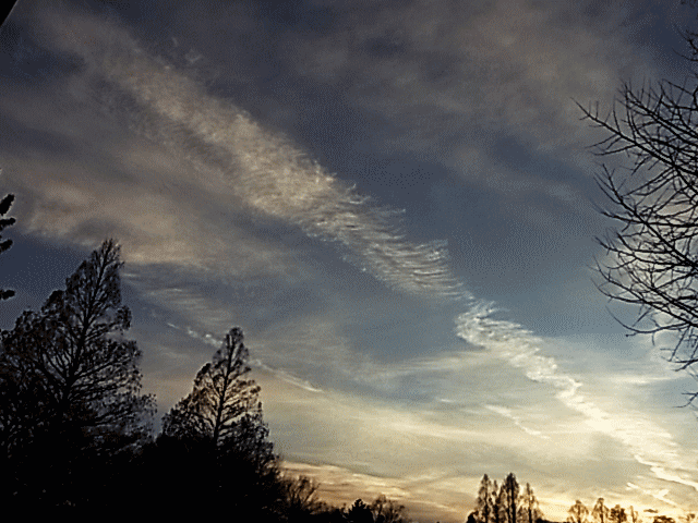 放射雲 　龍　　早春の雲
