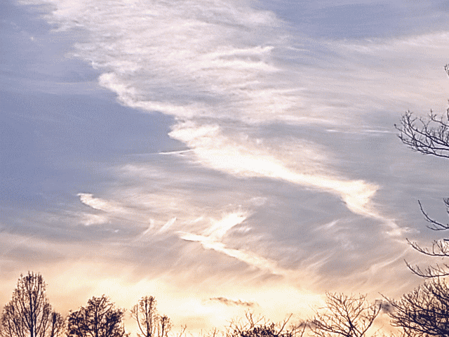 放射雲 　流れ　早春の雲