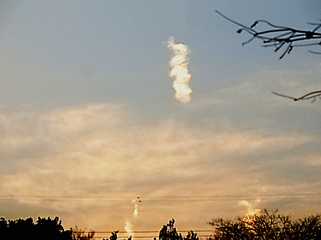 ひゅーんと音がしそうな螺旋雲(らせんぐも)　  早春の雲