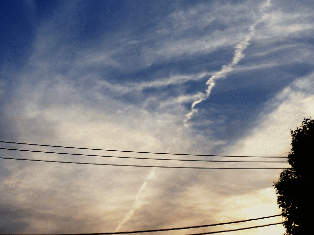 [昇龍]のような白い螺旋雲(らせんぐも)