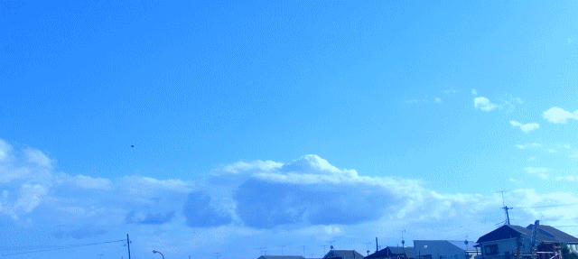 軍艦のように、厚く大きな雲