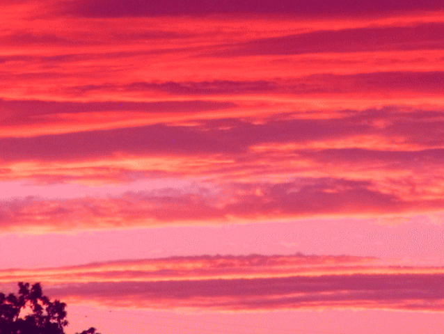 茜色の下は橙色とピンクの縞が多層的な夕焼け