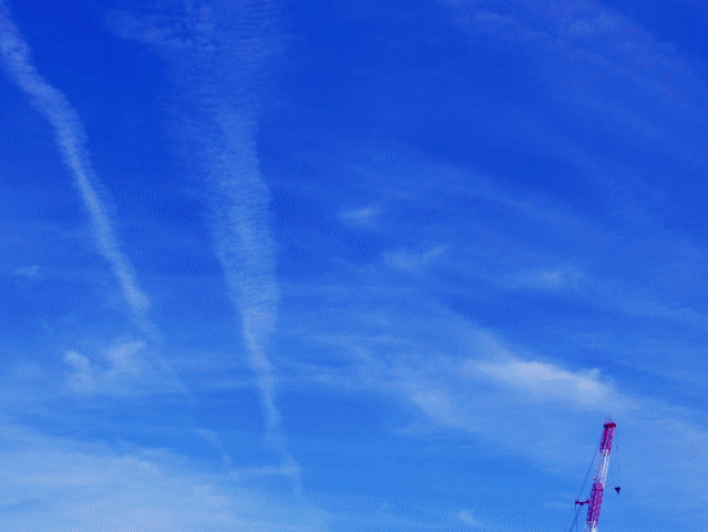放射雲と、空にのびるクレーン車