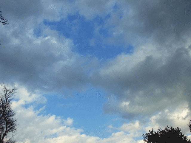 灰色の雲間（くもま）に青空