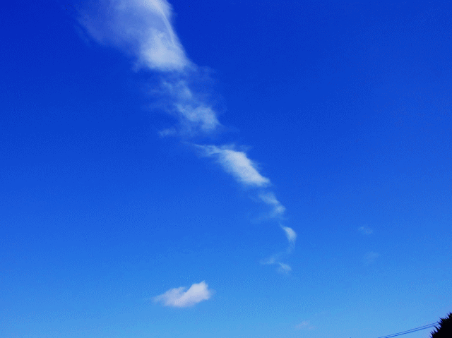 白い螺旋雲(らせんぐも)が青空に立ちのぼる