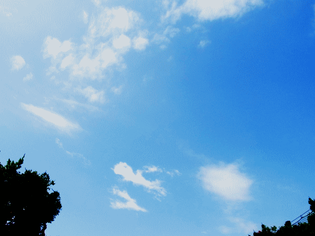 青空に弾（はず）む､ポップな白い雲たち