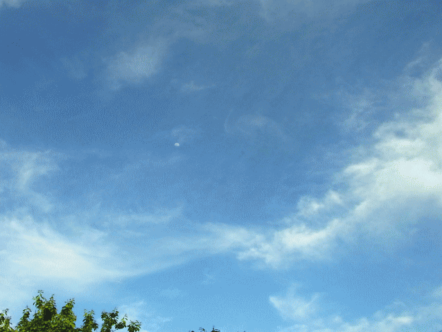 昼の月-3 青空に流れる白い雲