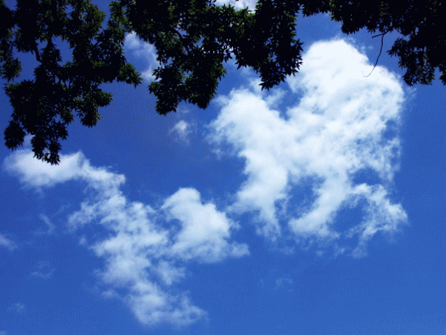 青空に弾（はず）む､ポップな白い雲たち