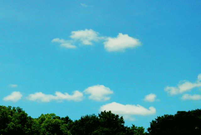 ふわふわ雲と青空