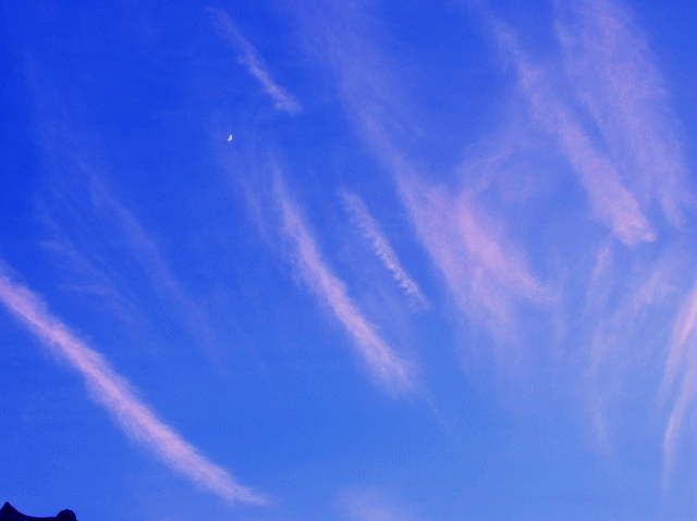 放射雲と昼の月