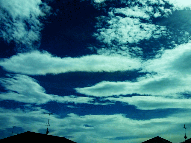 こまかい丸雲と、横(―)に伸びる雲