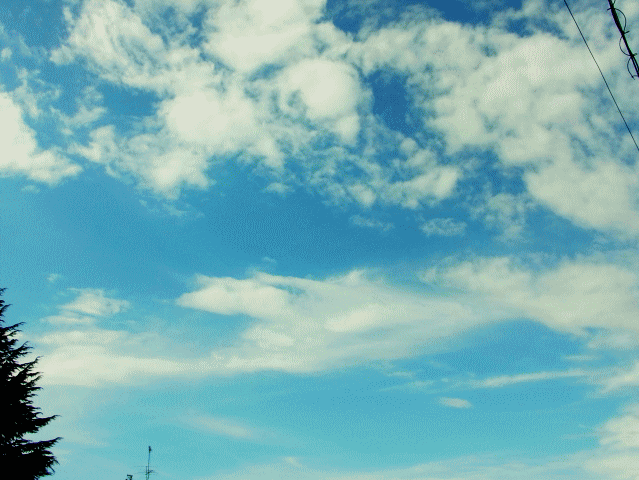 青空に、丸い雲と細い雲