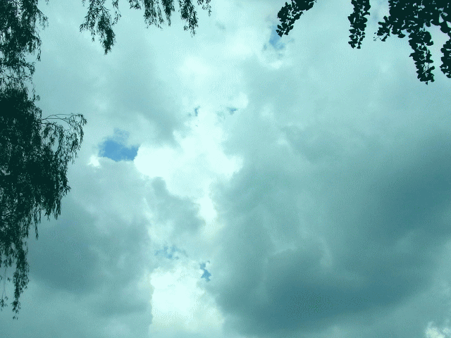 雷雨の前。厚い雲の穴（あな）