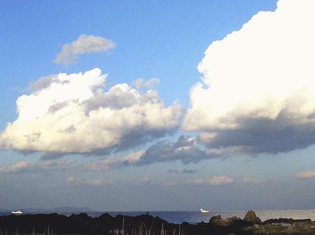 春の空と雲-3　海と磯　　白い船