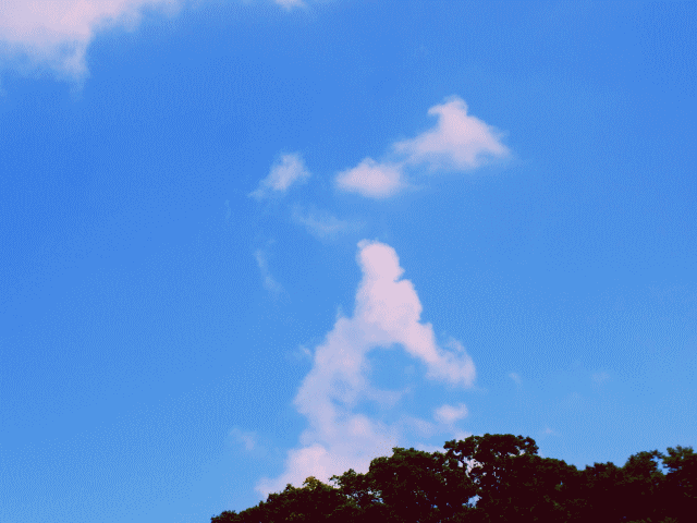 ジャンプしてふわり三角（△）雲   ◆秋の雲