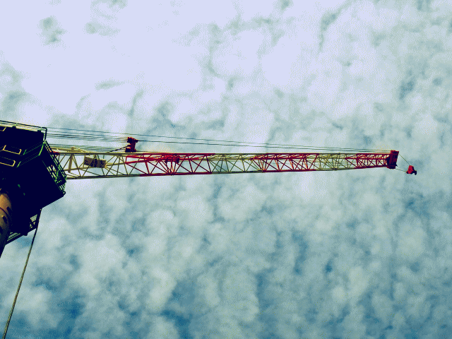 鱗雲（うろこぐも）とクレーン車　 ◆晩秋の雲