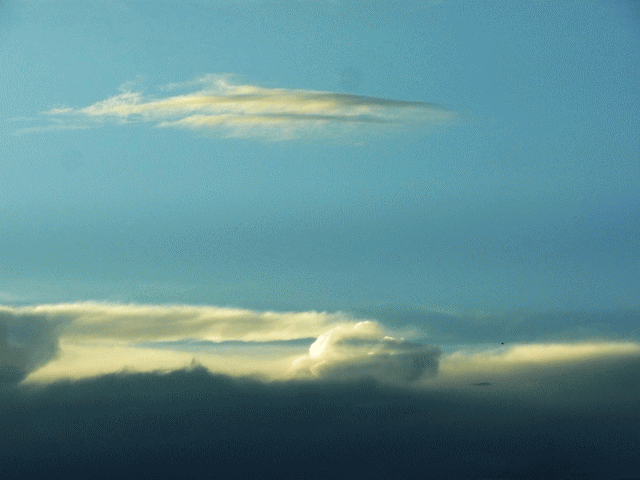 多層的な雲　◆初冬の空