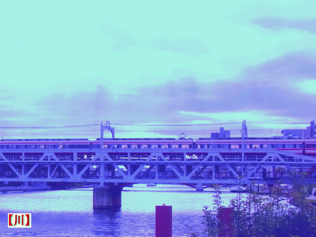 【川】を渡る、電車。横(―)　◆初冬の雲