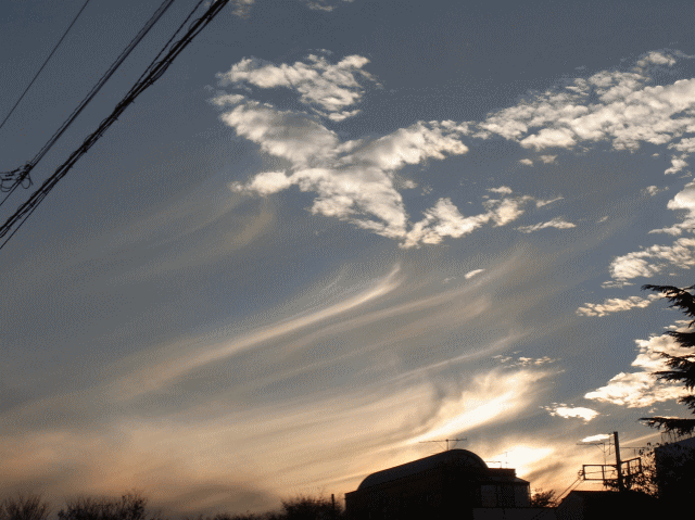 放射雲と鱗雲、夕焼け　◆冬の空