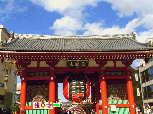 雷門から、めずらしく浅草寺の本堂まで見通せた