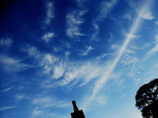 6月の雲　◆斜め【／】に爆裂する紗雲