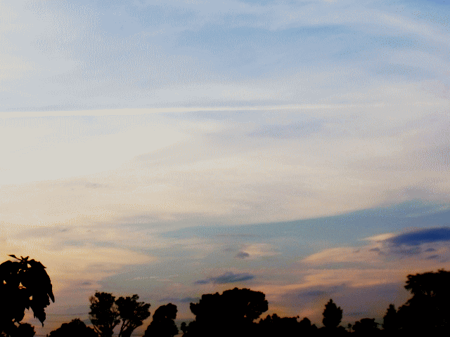 6月の空   横(―)に伸びる飛行機雲と夕焼け
