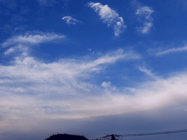初秋の空　　◆変幻する白雲