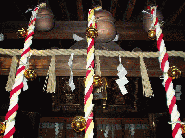 神社の本殿の鈴と紅白のひも